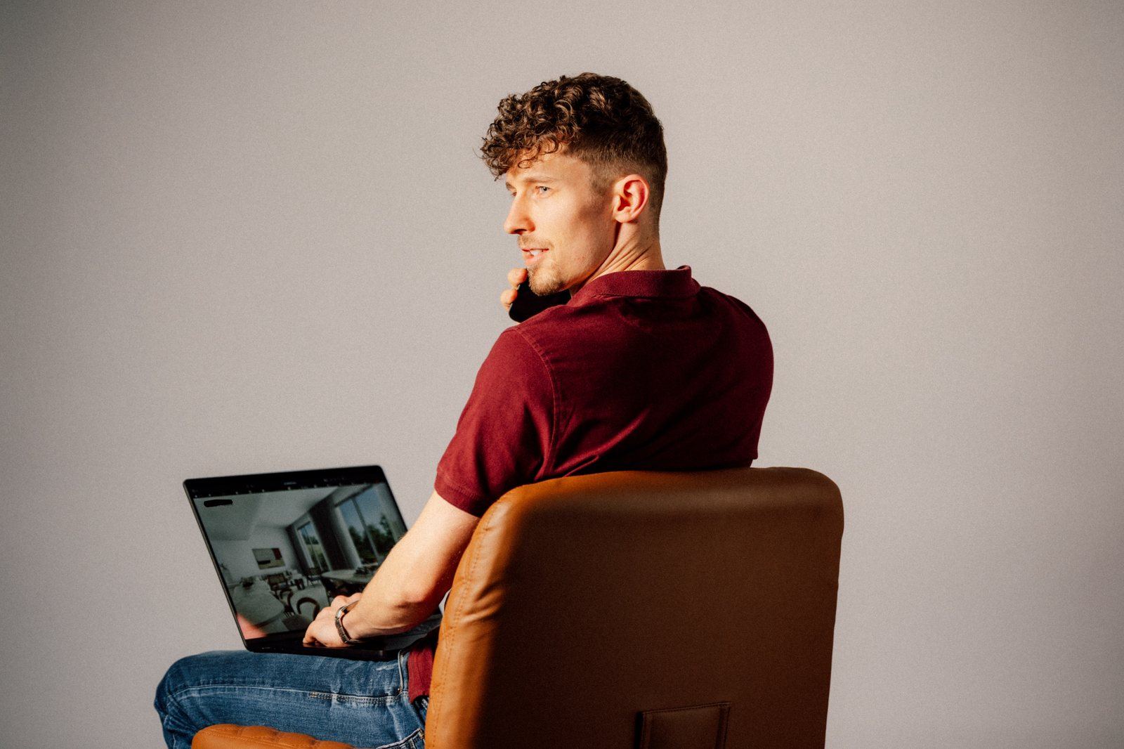 Sammy Maier, Geschäftsführer Maier Media Marketing, bei der Arbeit